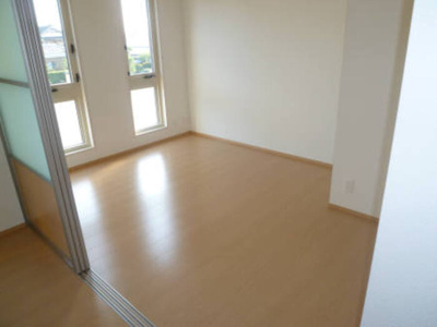 【洋室】 | イエロー アイリス Ｂ | 南洋室5.5帖です。収納もございます。