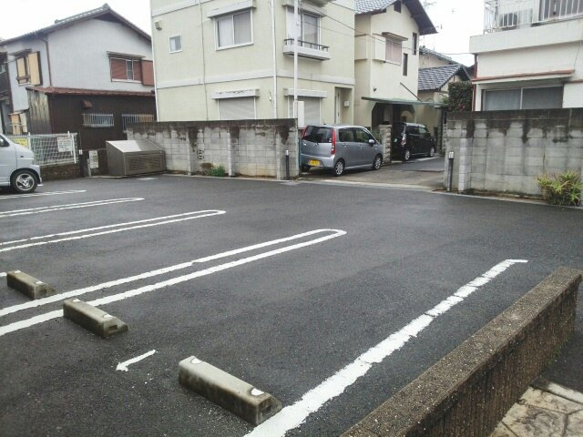 カーサアニューの駐車場
