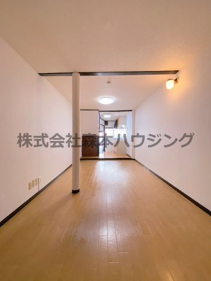 【居間・リビング】 | 　大東市西楠の里町5テラス | 広々としたリビングです