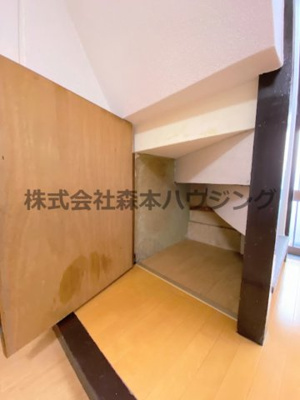 【収納】 | 　大東市西楠の里町5テラス | 便利な階段下収納です