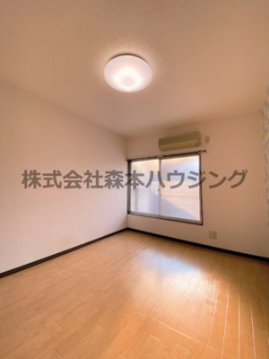【洋室】 | 　大東市西楠の里町5テラス | ゆったりした洋室です