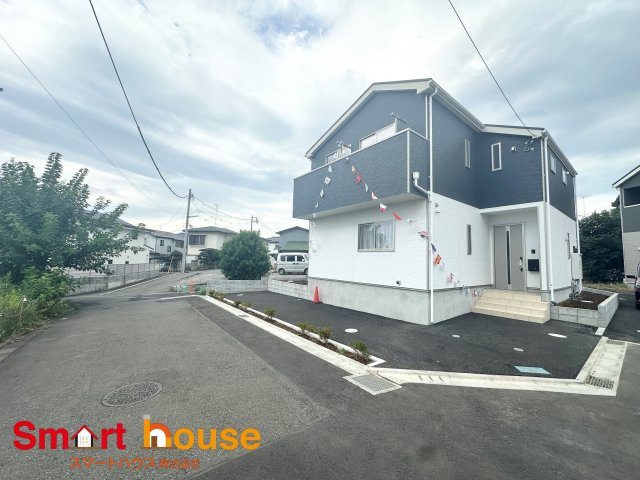 町田市山崎町　1棟の前面道路含む現地写真|お住まいの前面道路が広いと駐車が楽になり、陽当たりも遮られないので明るく居心地の良いお家になります♪