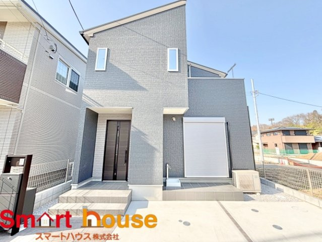 相模原市南区下溝　新築1棟の外観|外壁が周囲の街並みと青空に生えるお洒落な仕上がり！周囲には高い建物のないエリア。青い空が大きく感じますね。