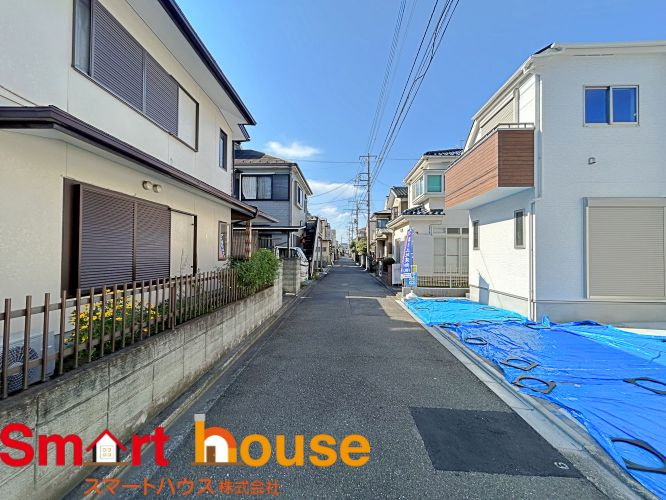 相模原市南区相南3丁目　A号棟の前面道路含む現地写真|お住まいの前面道路が広いと駐車が楽になり、陽当たりも遮られないので明るく居心地の良いお家になります♪