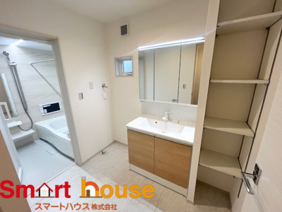 【独立洗面台】 | 相模原市中央区上溝乙五号 | ゆとりの洗面スペースで朝の身支度も快適スムーズに。３面鏡で髪のセットやお化粧もストレスなくこなせ、朝から気分良く通勤通学に向かえそうですね！鏡の裏にはたっぷりと収納スペースを標準装備！