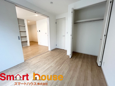 【洋室】 | 相模原市中央区上溝乙五号 | 家族一人ひとりの大切なプライベート空間。趣味に合わせて使って頂けるようシンプルに仕上げてあります。暮らし心地を大きく左右する収納を、適材適所に配置し使い勝手を考慮しました。