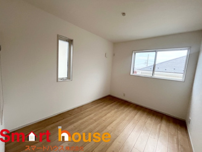 【洋室】 | 相模原市中央区上溝乙五号 | 広々とした居住空間は日々の暮らしを彩り、心のやすらぎと満足感を与えてくれます。通風と採光を考慮した設計は子供たちはのびのび育ち、家族でくつろぎと団らんを生み出します。