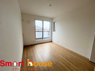 【洋室】 | 相模原市中央区上溝乙五号 | 大きな窓からたっぷりの日差しが降り注ぐ明るい室内です。気持ちの良い朝日を受けて、目覚めの良い健康的な朝を迎えられそうです。 