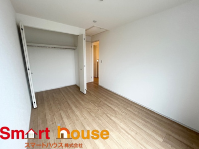 【洋室】 | 相模原市中央区上溝乙五号 | 光が沢山取り込める大きな窓。日差しを長時間受ける事が出来る暖かいお部屋です。