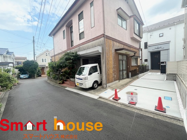 相模原市中央区上溝乙五号の前面道路含む現地写真|オシャレな外観は、人の目を引くだけではなく自慢したくなりますね！植木を置いたりアレンジは、自由です。自分の好みに仕上げましょう♪
