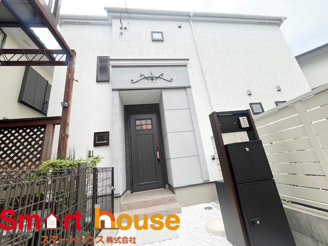 相模原市中央区上溝乙五号の外観|外壁が周囲の街並みと青空に生えるお洒落な仕上がり！周囲には高い建物のないエリア。青い空が大きく感じますね。