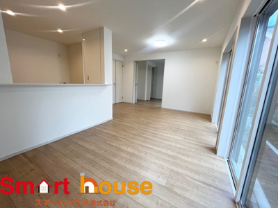 【居間・リビング】 | 相模原市中央区上溝乙五号 | 忙しい朝もしっかり家族が揃って食事をして頂けるゆとりある大きさのダイニングスペース。奥様が作る手料理をたくさん並べて頂き、テーブルで囲む健やかな食事の時間を存分に愉しんで下さい。 