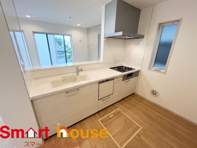 【キッチン】 | 相模原市中央区上溝乙五号 | ダイニングからワークスペースを見渡せる、見せるキッチン。ダイニングとの空間のつながりが、スペースのゆとりを生み出します♪