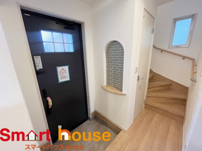 【玄関】 | 相模原市中央区上溝乙五号 | 上質感漂う玄関へのアプローチ。居住者の帰り、訪れる方を優しく迎える・安らぎに満ちた生活空間を予感させる。健やかな暮らしを楽しめそう