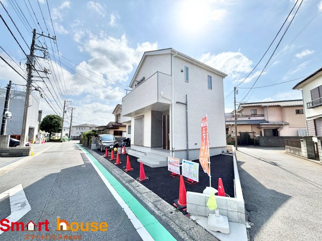 綾瀬市上土棚南　1棟の前面道路含む現地写真|オシャレな外観は、人の目を引くだけではなく自慢したくなりますね！植木を置いたりアレンジは、自由です。自分の好みに仕上げましょう♪