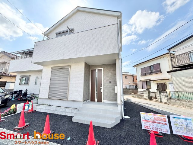 綾瀬市上土棚南　1棟の外観|外壁が周囲の街並みと青空に生えるお洒落な仕上がり！周囲には高い建物のないエリア。青い空が大きく感じますね。