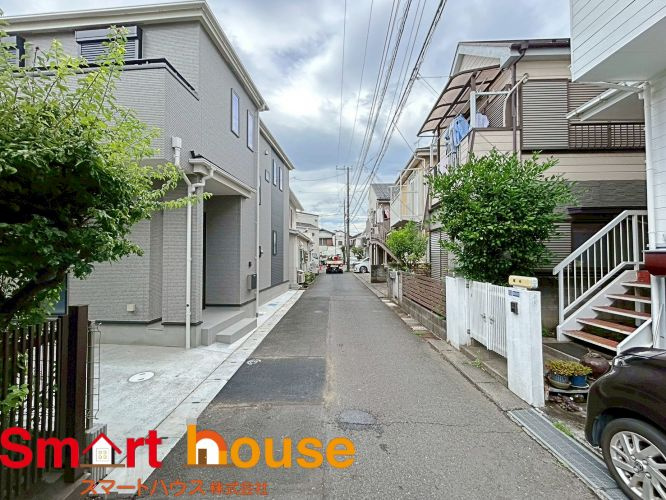 相模原市南区御園　新築2棟の前面道路含む現地写真|お住まいの前面道路が広いと駐車が楽になり、陽当たりも遮られないので明るく居心地の良いお家になります♪