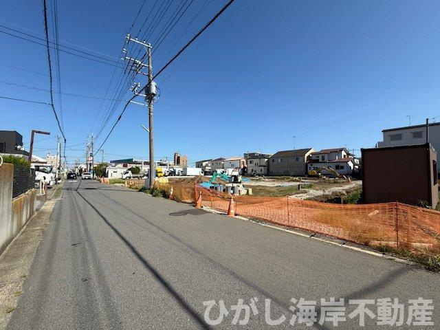 平塚市西真土1丁目　売地　全16区画の前面道路含む現地写真|現地外観