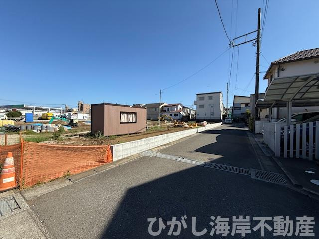 平塚市西真土1丁目　売地　全16区画の前面道路含む現地写真|現地外観