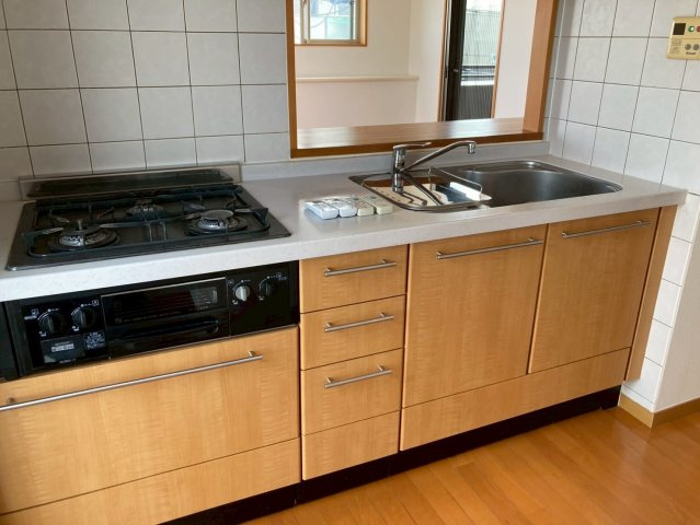 【キッチン】 | フェイム三鷹フォレストコート | 3口ガスコンロ、大容量の収納があり、リビングも見渡せます。