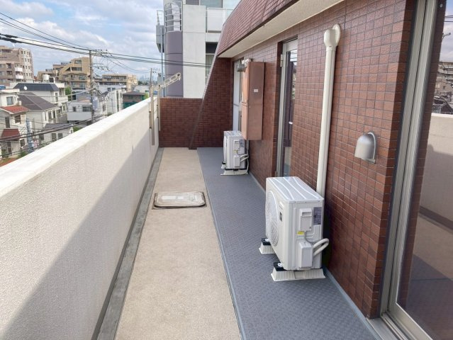 【バルコニー】 | フェイム三鷹フォレストコート | 広々としたワイドバルコニー、それぞれのお部屋から出られて便利です