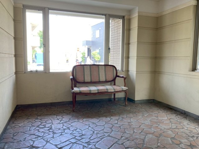 【ロビー】 | フェイム三鷹フォレストコート | かわいいソファで一休みできます。