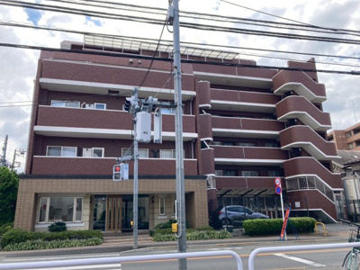 【外観】 | フェイム三鷹フォレストコート | レンガの落ち着いた外観、前面道路で日当たり良好、買い物が便利な薬局、スーパーの近くです。
