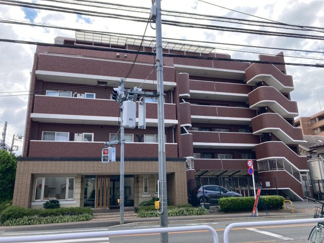 【外観】 | フェイム三鷹フォレストコート | レンガの落ち着いた外観、前面道路で日当たり良好、買い物が便利な薬局、スーパーの近くです。
