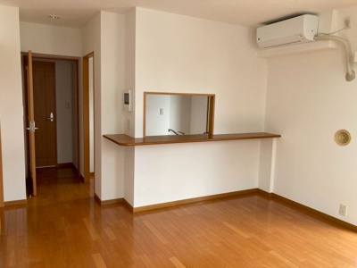 【居間・リビング】 | フェイム三鷹フォレストコート | 10.5帖のリビングダイニング
エアコン、キッチンとつながるカウンター付き、窓際に細めのカウンターがあり、飾り棚にもなります。