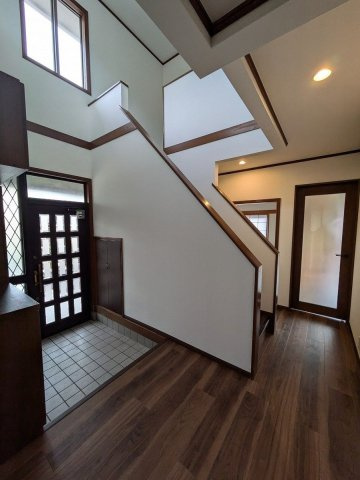 【内装】 | 小郡市三国が丘３丁目　戸建て | 玄関ホールは吹き抜けになっているので天井が高く開放感があります