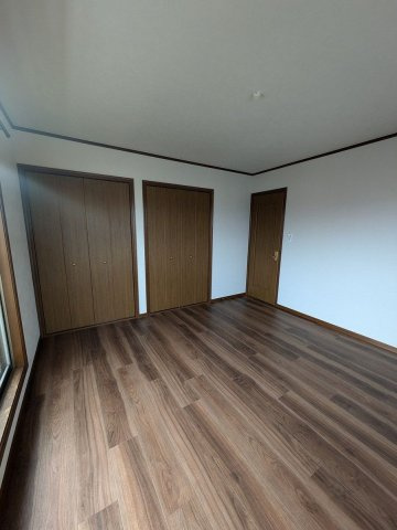 【洋室】 | 小郡市三国が丘３丁目　戸建て | 8帖の洋室。バルコニーに面した明るいお部屋です。主寝室におすすめです