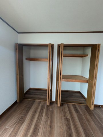 【収納】 | 小郡市三国が丘３丁目　戸建て | 広々とした洋室は収納スペースがたっぷり！どんなお洒落さんでも安心の大容量収納が自慢です