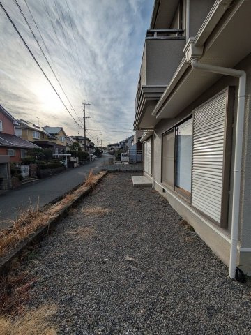 【庭】 | 小郡市三国が丘３丁目　戸建て | 南側に面したお庭。砂利が敷いてあるので防犯対策になります