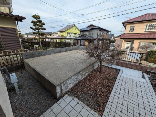 【庭】 | 小郡市三国が丘３丁目　戸建て | 玄関前のスペース。少し植物を植えて管理するのに、広すぎずちょうどよいサイズ感です