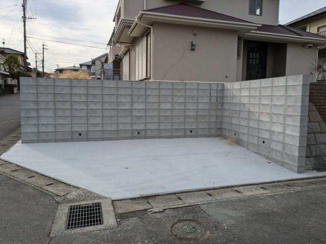 【駐車場】 | 小郡市三国が丘３丁目　戸建て | 道路に面した1台分の駐車場。前面道路は広いのでバックでも楽に停められそうです