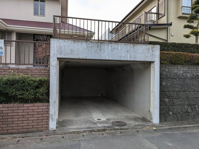 【駐車場】 | 小郡市三国が丘３丁目　戸建て | 堀車庫なので愛車を雨や強い陽射しからしっかり守ります