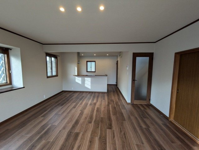 【居間・リビング】 | 小郡市三国が丘３丁目　戸建て | 約18帖の広々としたLDKは3方向に窓があり明るく、風通しも良いです