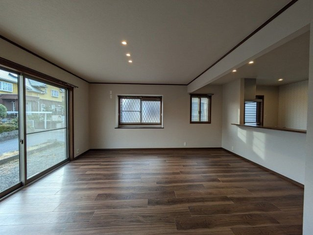 【居間・リビング】 | 小郡市三国が丘３丁目　戸建て | リビングは広く落ち着く空間になっており、お好きなレイアウトを楽しめます