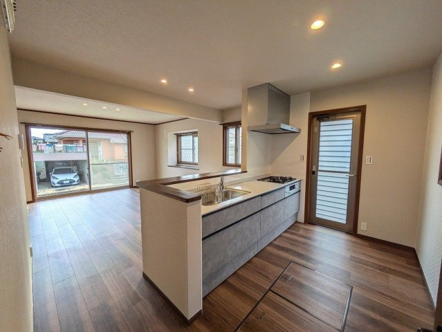 【居間・リビング】 | 小郡市三国が丘３丁目　戸建て | お料理をしながら会話を楽しめるカウンターキッチンです