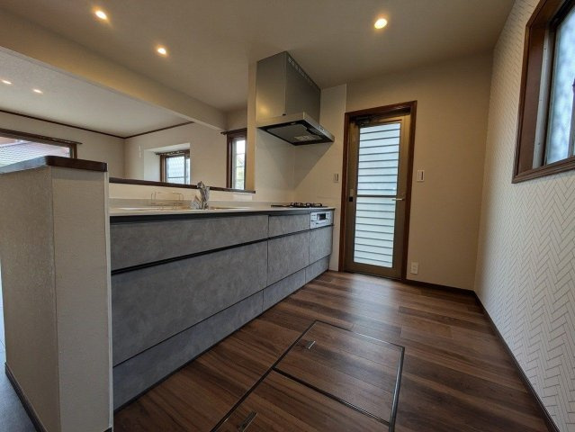 【キッチン】 | 小郡市三国が丘３丁目　戸建て | 勝手口があるので手元が明るくにおいもこもりづらいです。ゴミの管理もしやすく清潔に保てます