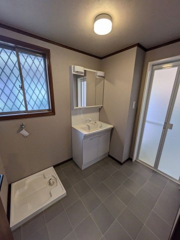 【独立洗面台】 | 小郡市三国が丘３丁目　戸建て | 三面鏡裏収納付きの洗面台で、散らかりがちな洗面回りもすっきりと片付きます