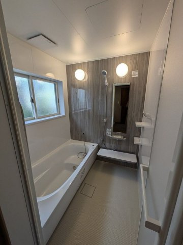 【浴室】 | 小郡市三国が丘３丁目　戸建て | バスルームに窓があるので換気がしやすくカビの発生を抑えられます。経済的な追い焚き機能付きです