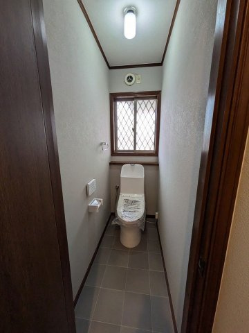 【トイレ】 | 小郡市三国が丘３丁目　戸建て | いつも綺麗に清潔に！ウォッシュレット付きトイレです。窓も付いてるので空気の入れ替えも楽にできます