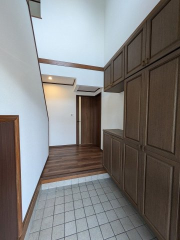 【玄関】 | 小郡市三国が丘３丁目　戸建て | 大きなシューズクローゼットは収納力抜群！いつでも片付いた状態でお客様を迎えられます
