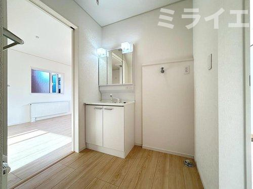 【新築戸建】札幌市南区澄川5条12丁目2棟の独立洗面台|広範囲を映すだけではなく、両サイドのミラー裏に収納棚を設け、洗面道具をスッキリ収納できる三面鏡タイプを採用しています。