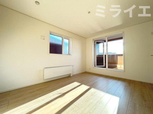【新築戸建】札幌市南区澄川5条12丁目2棟の洋室|2階洋室にはルーフバルコニーが設置されています。