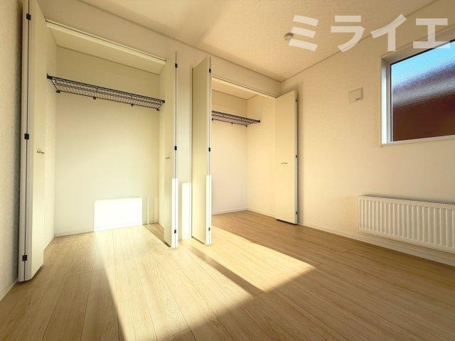 【新築戸建】札幌市南区澄川5条12丁目2棟の収納|標準奥行90㎝で収納力のあるクローゼットを配置しています。