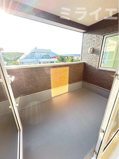 【新築戸建】札幌市南区澄川5条12丁目2棟のバルコニー|屋根付で雨・雪が入りにくいルーフバルコニーを採用しています。洗濯物干しだけではなく椅子を置いてのんびり過ごせる広さです。