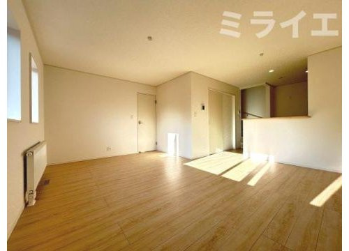 【新築戸建】札幌市南区澄川5条12丁目2棟の居間・リビング|リビングが見渡せる対面キッチンを採用。内装(壁・床・建具)は白を基調とし、明るい雰囲気となっています。