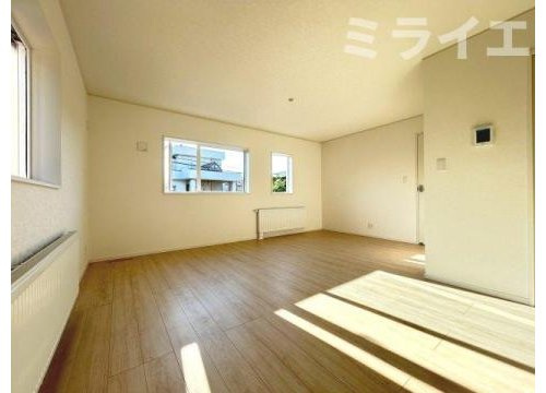 【新築戸建】札幌市南区澄川5条12丁目2棟の居間・リビング|リビングが見渡せる対面キッチンを採用。内装(壁・床・建具)は白を基調とし、明るい雰囲気となっています。